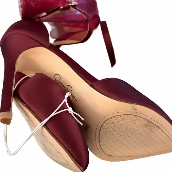 Jessica Simpson satin burgundy ankle strap 3.5 heel with tulle bow. Size 5.5 - Picture 3 of 4